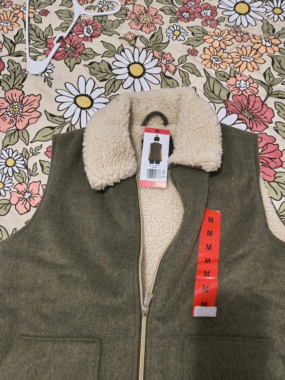 Sherpa-Lined Olive Green Vest with Cream Collar - M